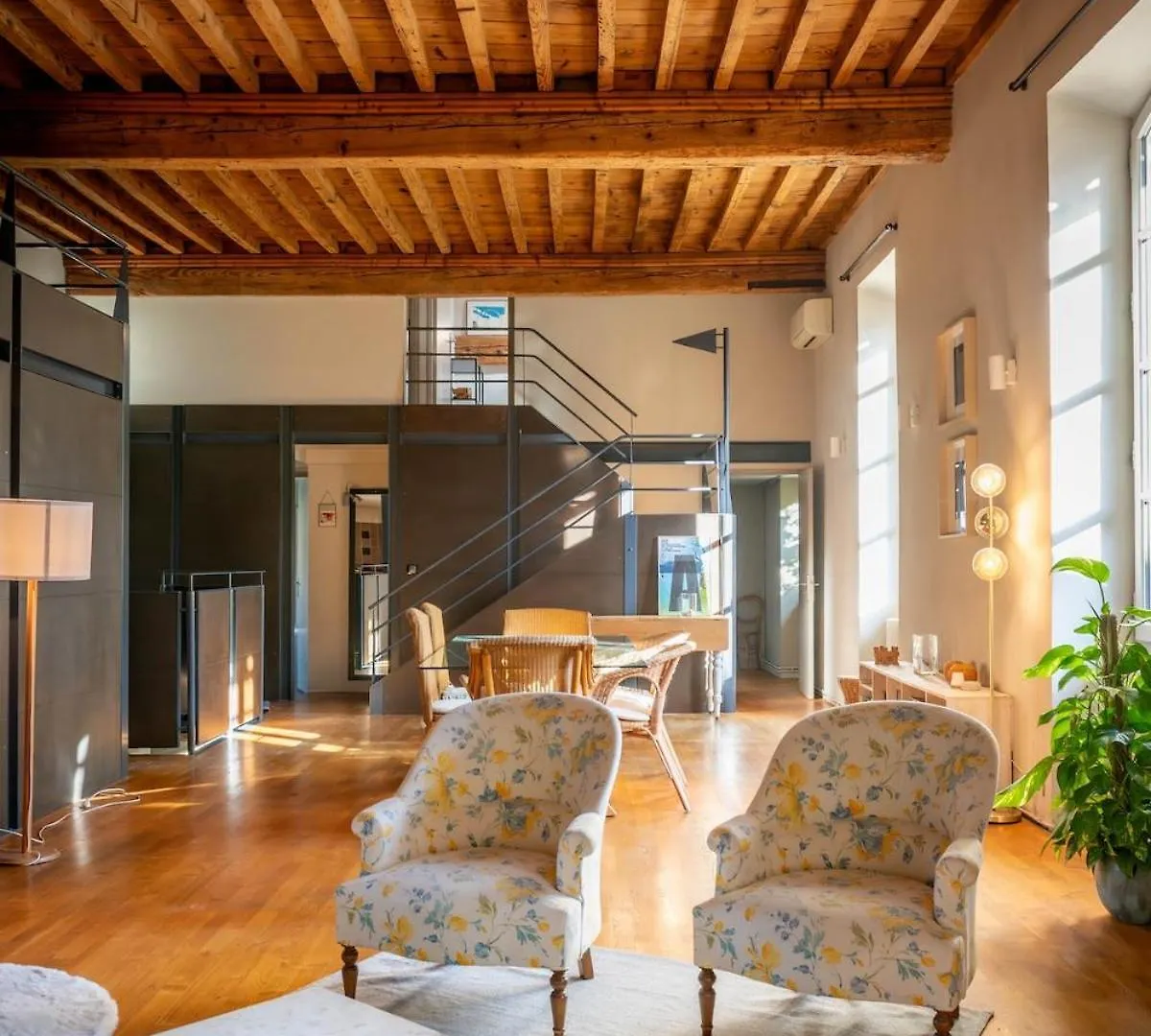 Appartement De Charme Au Coeur D\'Avignon contacts